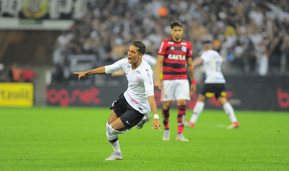 Pedrinho comemora gol do Corinthians contra o Flamengo, na semifinal da Copa do Brasil de 2018 — Foto: Marcos Ribolli