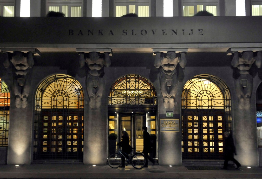 Pessoas na frente do Banco da Eslovênia, em Liubliana, em dezembro de 2019 — Foto: Srdjan Zivulovic/File Photo/Reuters