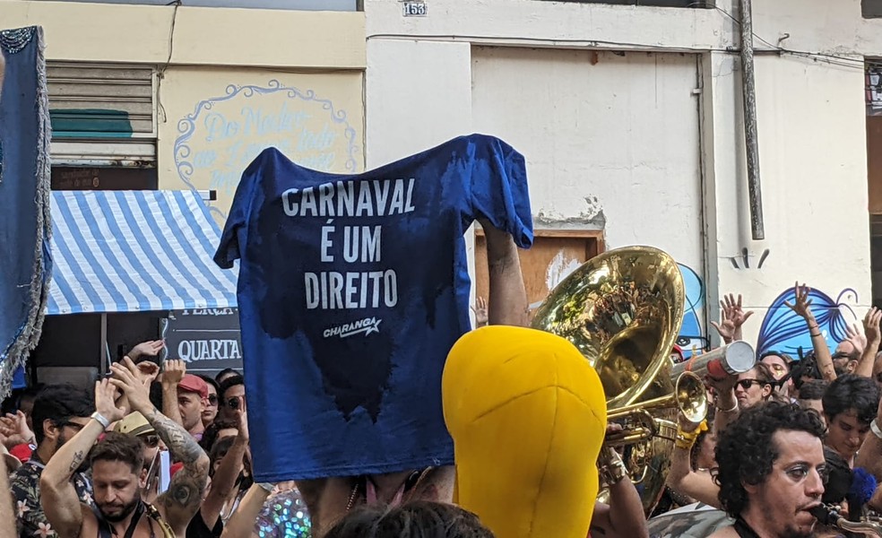 Blusa do Charanga do França com a frase 'carnaval é um direito', em cortejo neste domingo, 24 de abril — Foto: Tiago Aguiar/g1