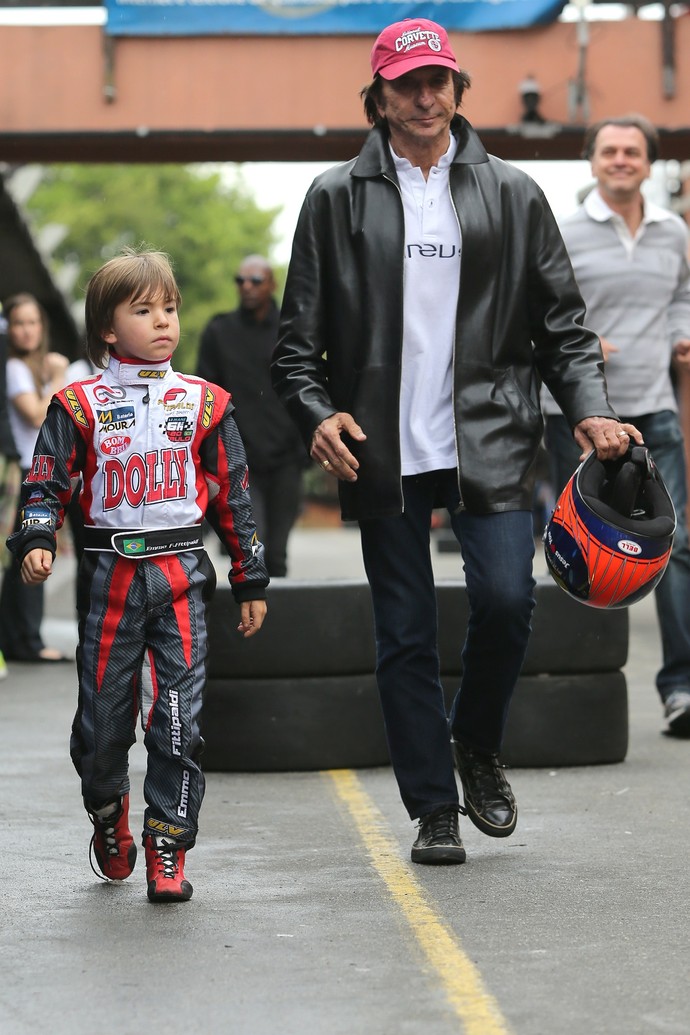 Emerson Fittipaldi acompanha a estreia do filho Emmo de 7 anos no kart (Foto: Bruno Terena)
