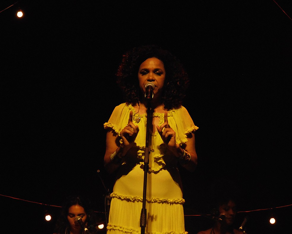 Teresa Cristina canta Candeia, Jorge Aragão e Zé Kétti no show 'Um sorriso negro' — Foto: Mauro Ferreira / G1