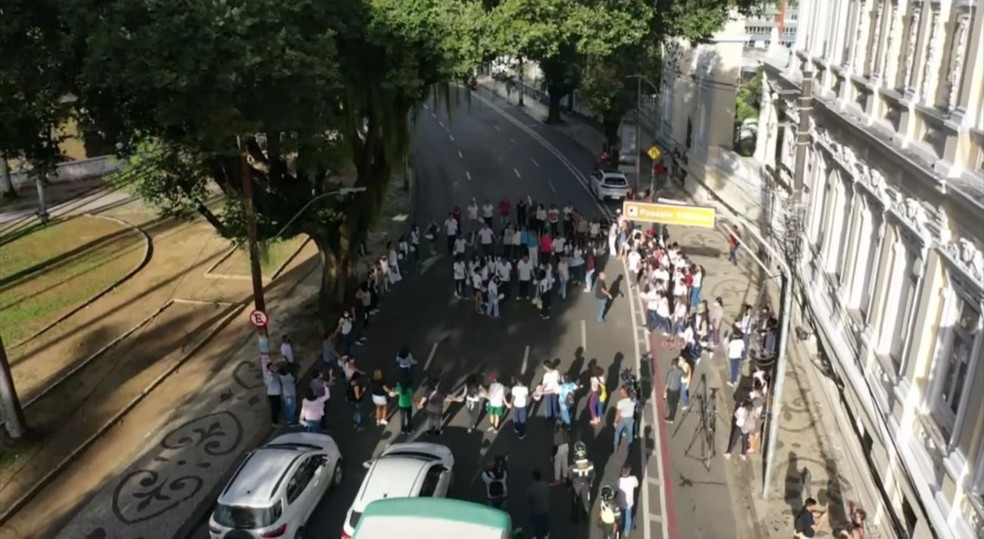 Amigos e familiares de adolescente é morta em assalto protestam em Salvador — Foto: Reprodução/TV Bahia