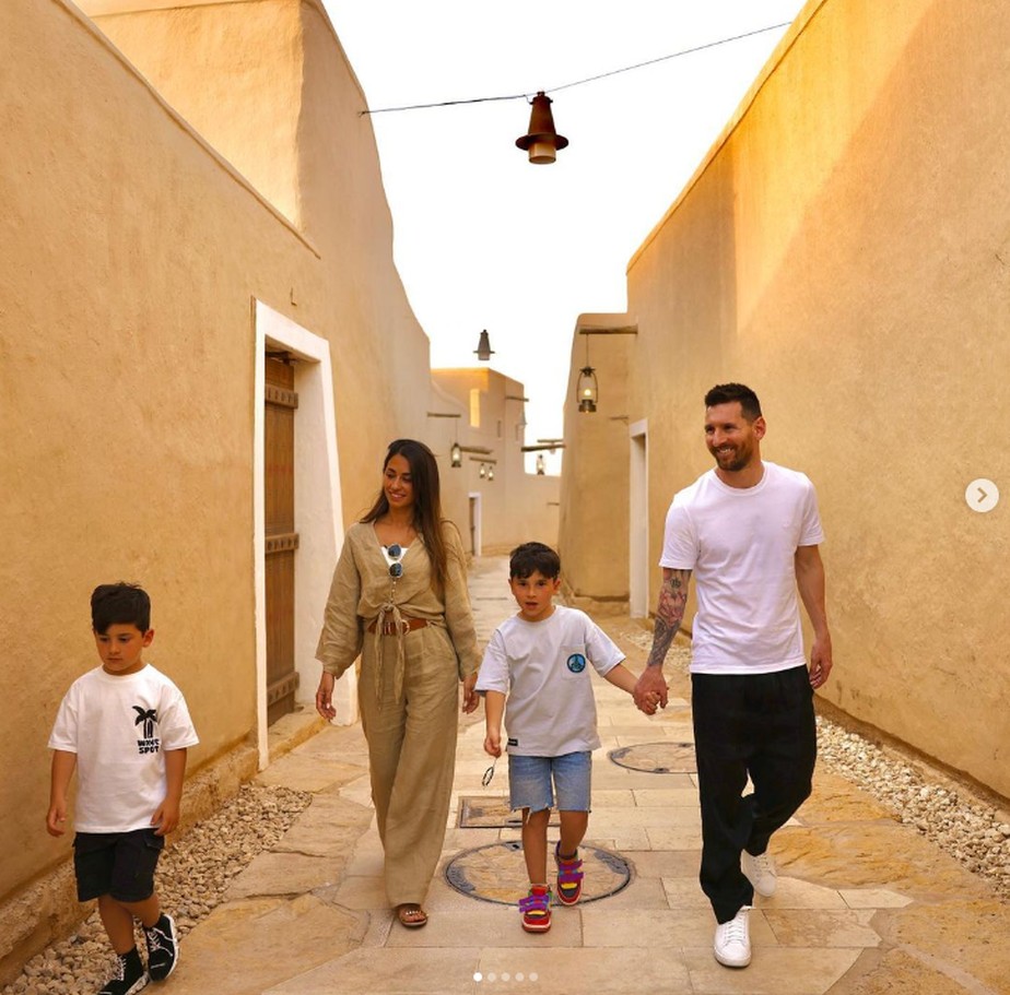 Em meio a rumores de transferência, Messi posta fotos de viagem polêmica à Arábia Saudita