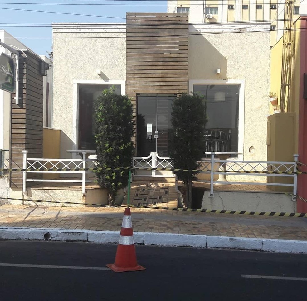 Bombeiros interditam loja de sucos por conta de enxame de abelhas em Garça — Foto: Arquivo pessoal