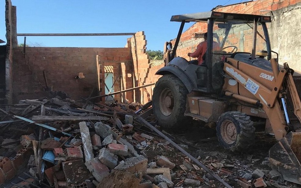 Durante a operação casas foram demolidas — Foto: Cleverton Macedo/TV Sergipe