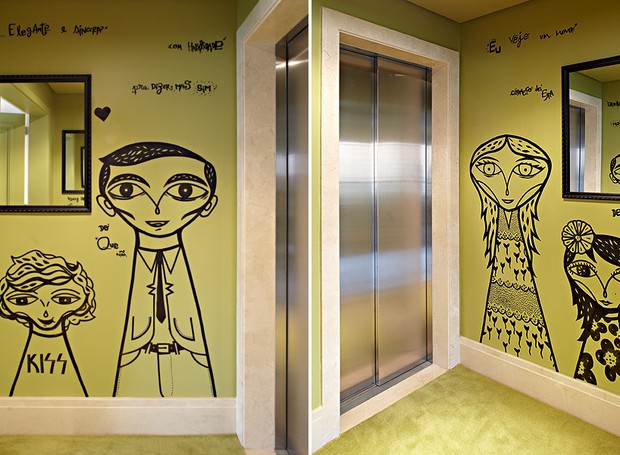 Pintado de verde, o hall do elevador surpreende com grafites do artista Bruno Dias e versos da canção Tempos Modernos, clássico de Lulu Santos. Os desenhos são caricaturas da família de moradores. Projeto de Bruna Riscali (Foto: Victor Affaro)