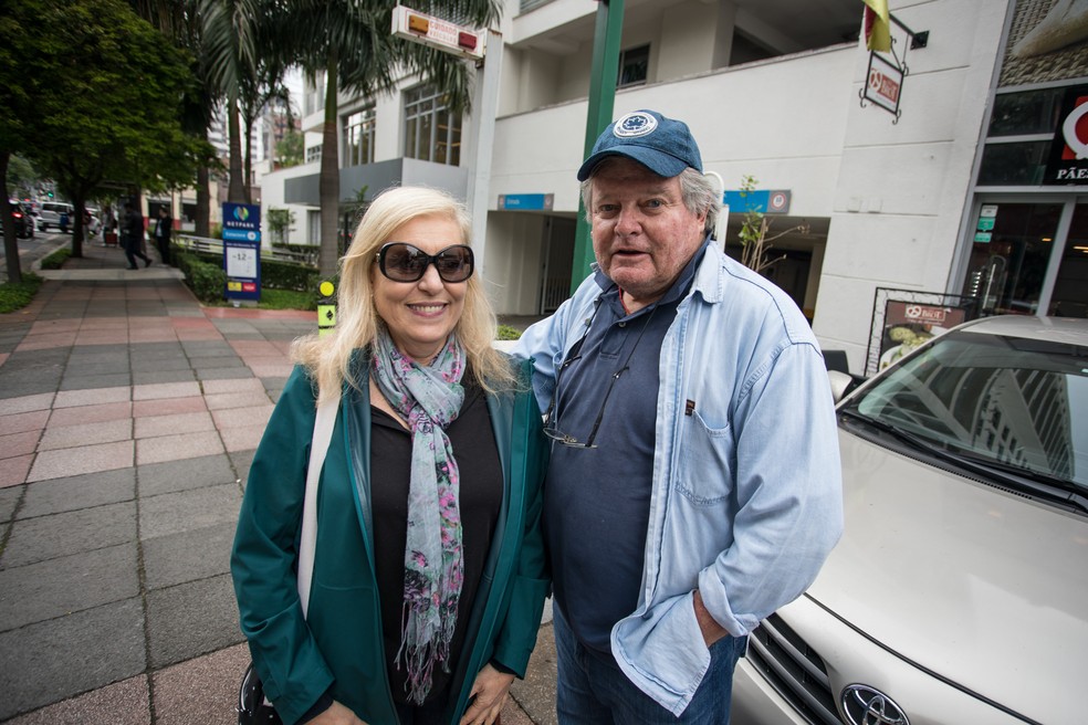 O casal Vera Lucia e Claudio Linkewistsch destoa do bairro, e votou em Haddad neste domingo — Foto: Fábio Tito/G1
