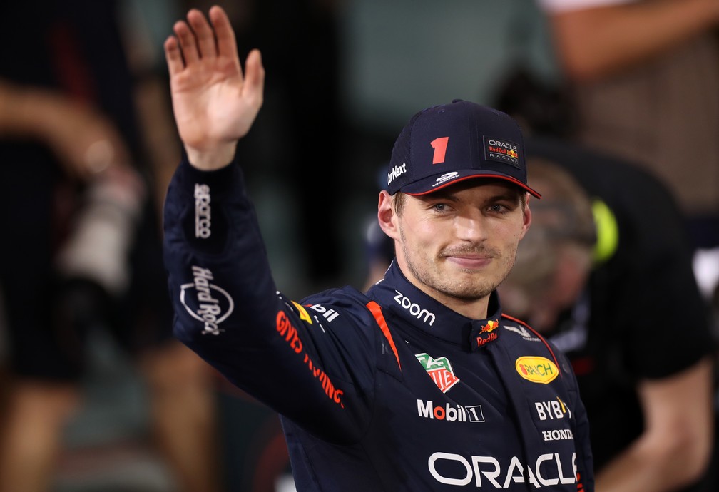 Max Verstappen acena após marcar a 21ª pole position de sua carreira na Fórmula 1 — Foto: Peter Fox/Getty Images