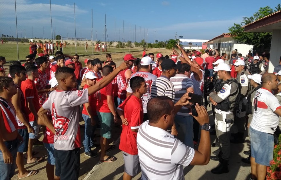Torcedores protestaram contra jogadores e diretoria  (Foto: Denison Roma / GloboEsporte.com)
