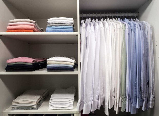 Closet organizado pela arquiteta e personal organizer Lucianne Korn, com camisas separadas por cores e camisetas empilhadas e dobradas do mesmo tamanho  (Foto: Divulgação)