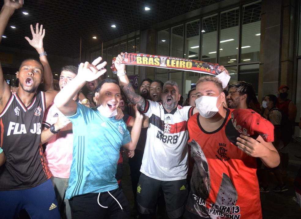 Torcedores se reúnem no aeroporto para receber o Flamengo após o título brasileiro — Foto: André Durão / ge