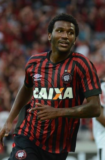 Ligado ao Atlético-PR, D. Coutinho é anunciado pelo Braga, de Portugal