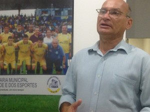 José de Sena, presidente do Interporto, anuncia técnico para a Copa Verde 2014 (Foto: Vilma Nascimento/GLOBOESPORTE.COM)