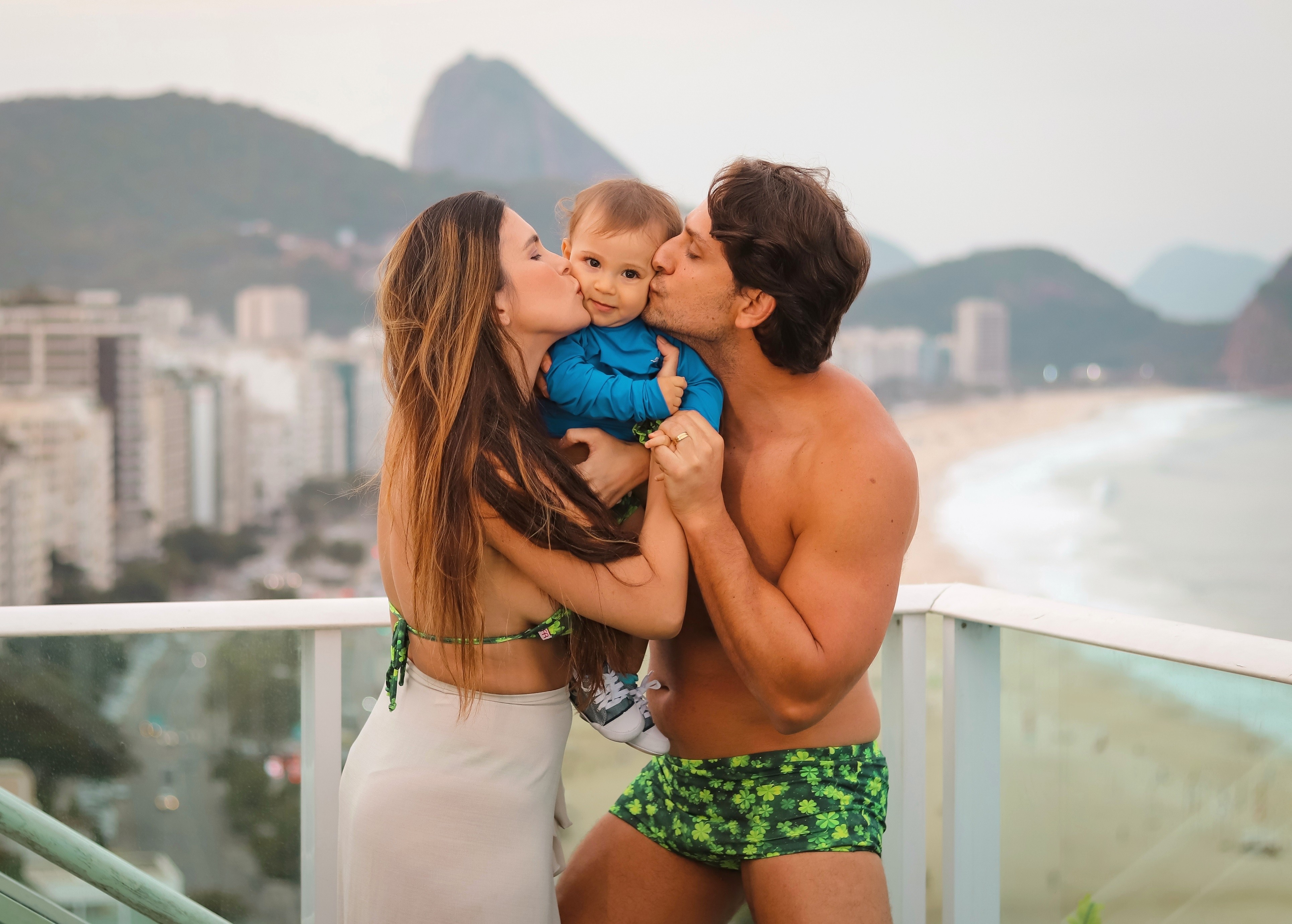 Kamilla Salgado e Eliéser Ambrosio dão beijo-sanduiche no filho, Bento (Foto: Diana Cabral)