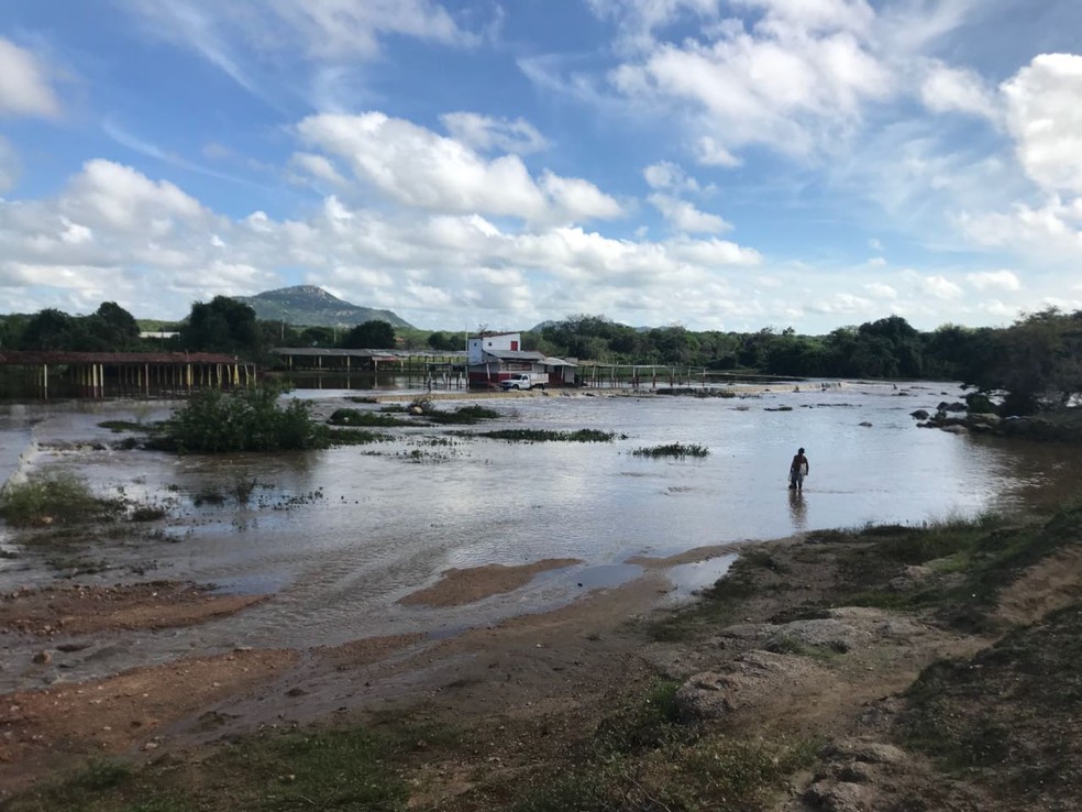 Nesta quinta-feira (1) o rio começou a secar e os moradores voltaram a utilizar a ponte para travessia.  (Foto: Wellington do Valle/Arquivo Pessoal)