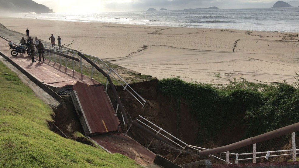 Ciclovia Tim Maia tem trecho afundado em São Conrado após temporal  (Foto: Bárbara Carvalho/GloboNews)