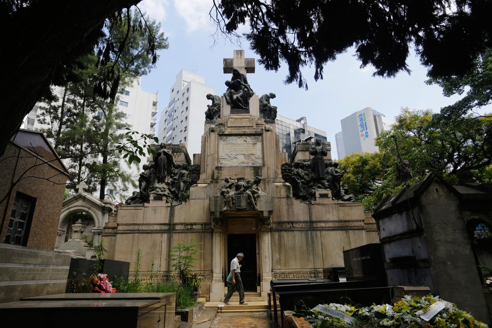 Um homem é visto no cemitério da Consolação, em São Paulo, durante o dia de finados neste sábado (02) — Foto: Nelson Antone/Estadão Conteúdo