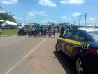 Estudantes interditam a rodovia BR-316, em Santa Izabel do Pará