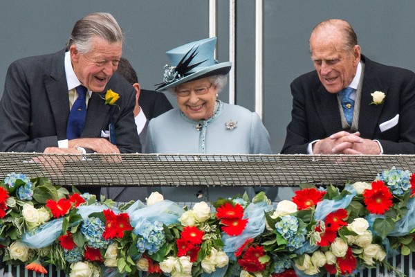 A Rainha Elizabeth 2ª e o Príncipe Philip (1921-2021) com o amigos Sir Michael Oswald durante um evento equestre em junho de 2013 (Foto: Getty Images)