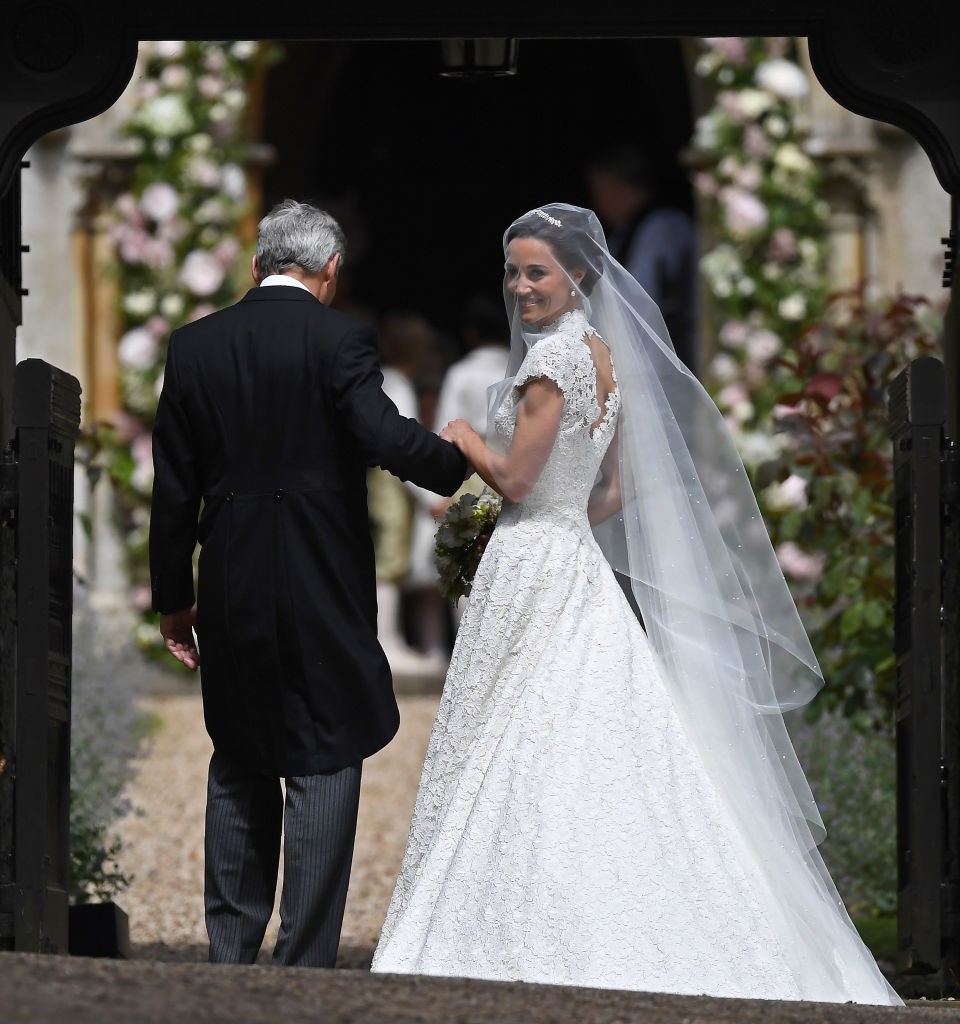 Pippa Middleton na porta da igreja a bordo de vestido Giles Deacon e headpiece Stephen Jones (Foto: Getty Images)