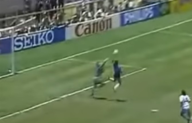 O goleiro inglês Peter Shilton e o craque argentino Diego Maradona instantes antes dele marcar o gol conhecido como a Mão de Deus (Foto: Reprodução)