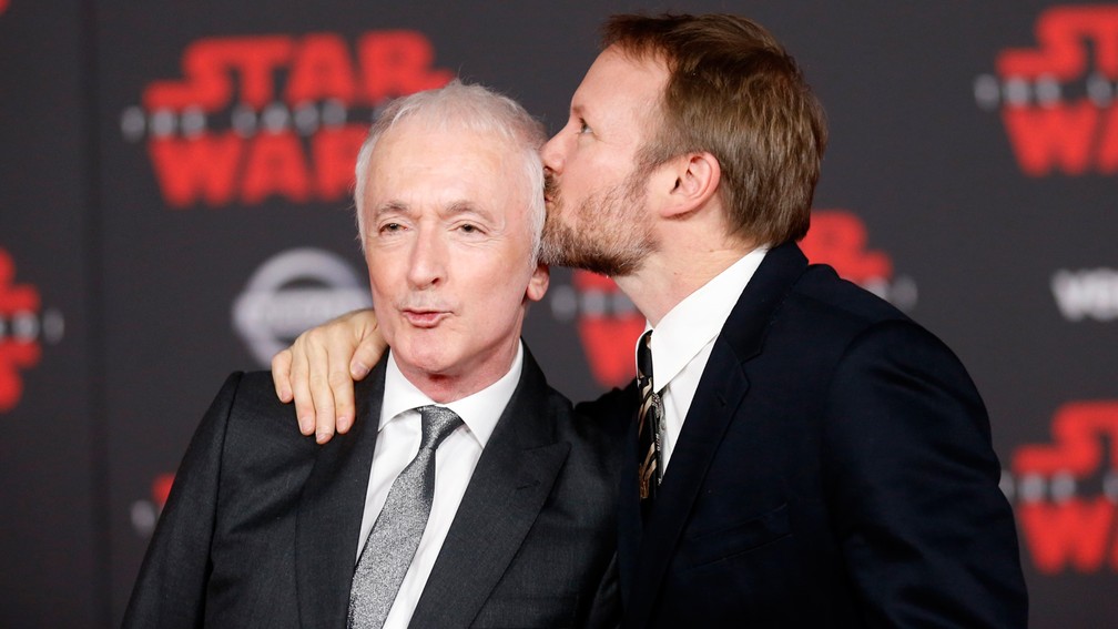 Anthony Daniels, o C3PO de 'Star Wars', e Rian Johnson, diretor de 'Os Últimos Jedi', na pré-estreia do novo filme (Foto: Danny Moloshok/Reuters)