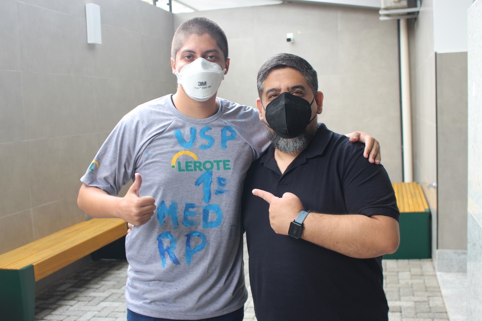 Lucas Martins e o coordenador do colégio onde o jovem estudou, Vitor Loureiro — Foto: Laura Moura /g1