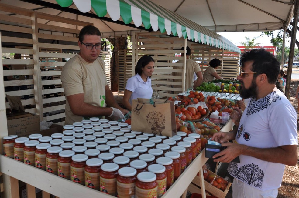 Produtores rurais do DF vendem o que é feito no campo para os consumidores no Eixão Rural — Foto: Fape/ Divulgação