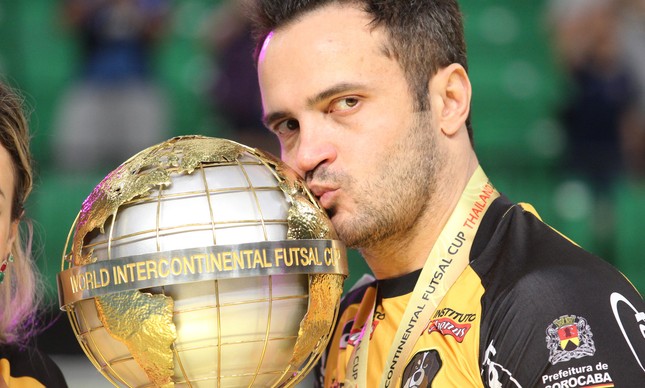 Falcão posa com a taça do bicampeonato mundial de futsal, conquistado em setembro de 2018 pelo Sorocaba na Tailândia