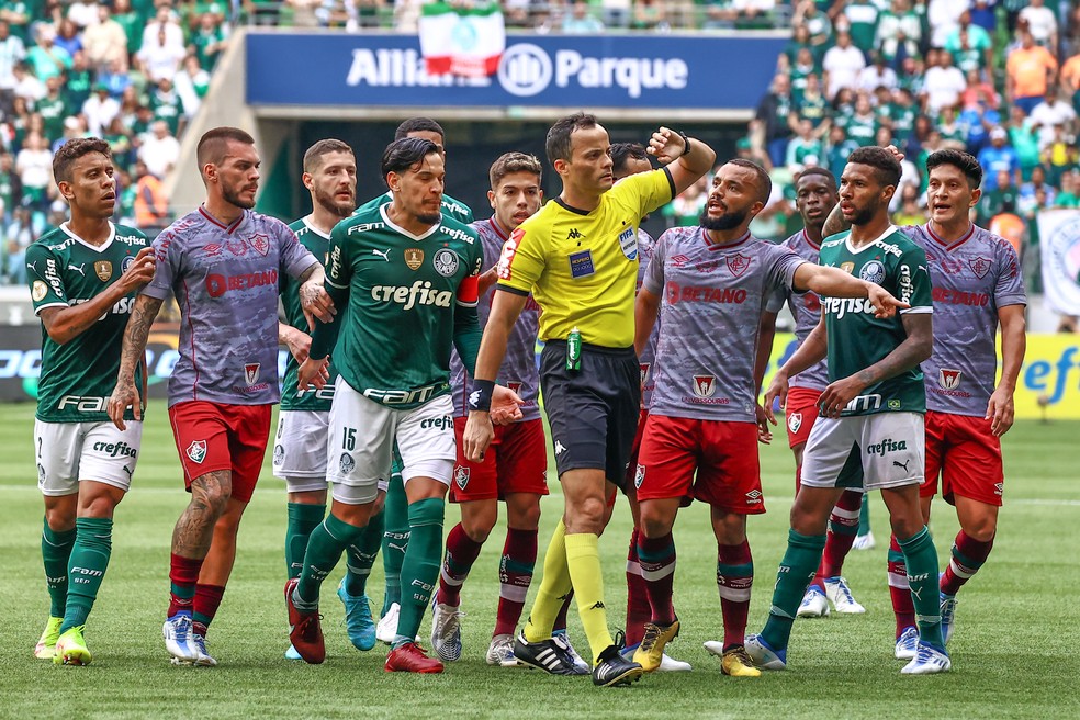 Atlético-MG goleia Flamengo por 3 x 0 no Maraca e encosta no Palmeiras