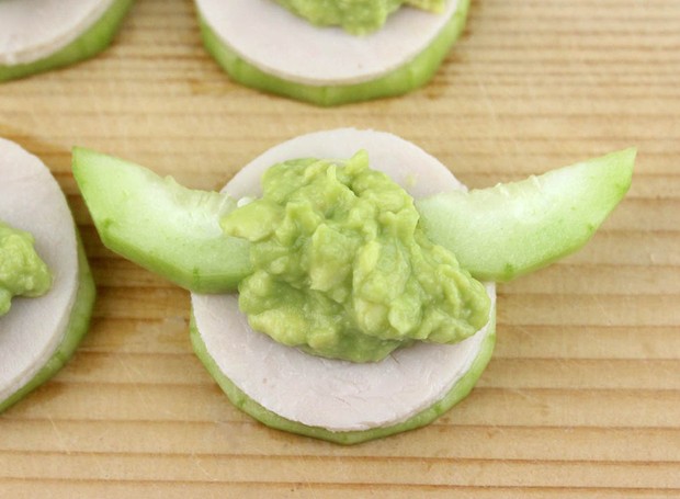 Um pepino cortado em rodelas e pedaços meia lua permite criar um mini sanduíche no formato de Yoda, personagem de Star Wars (Foto: Jenn Fujikawa/StarWars.com)