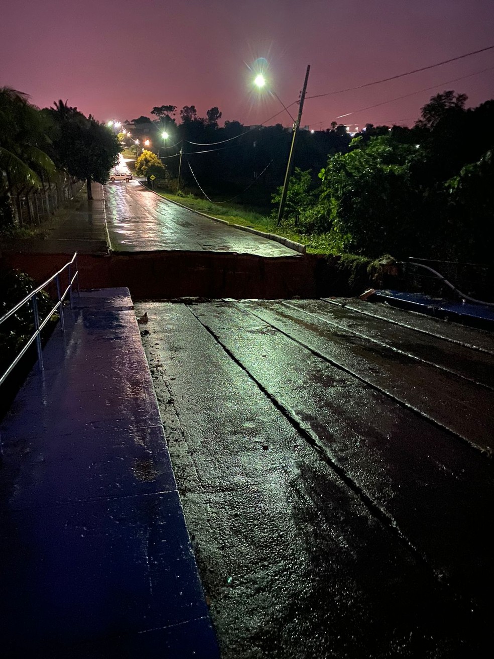 Cabeceira de ponte caiu durante chuva forte em Diamantino — Foto: Divulgação