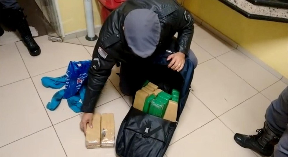Polícia Militar Rodoviária apreendeu 17 quilos de maconha e 6 quilos de haxixe com dupla em ônibus em Avaré (Foto: Divulgação/Polícia Militar Rodoviária)