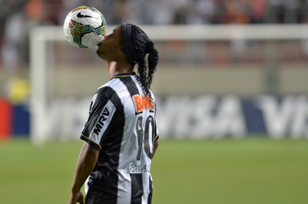 Ronaldinho beija a bola pelo Atlético-MG na Libertadores de 2013: se fosse em 2020, seria proibido — Foto: Douglas Magno/AFP
