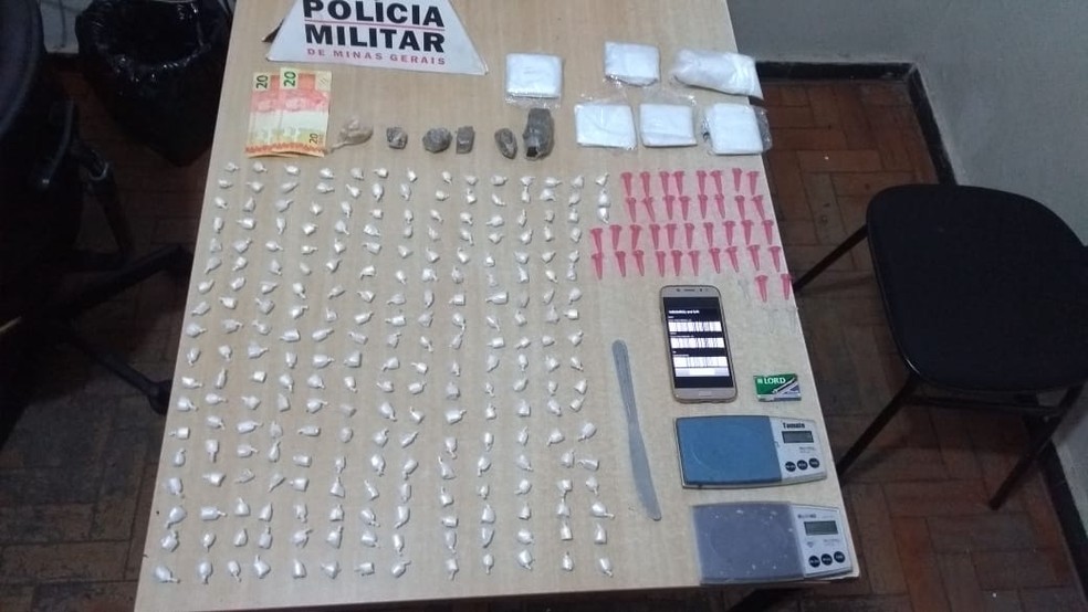 Droga estava escondida dentro de tijolos e embaixo de pedras â Foto: PolÃ­cia Militar/DivulgaÃ§Ã£o 