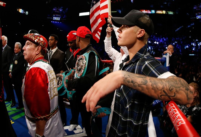 Bieber conseguiu subir ao ringue antes da luta, mas foi barrado no fim (Foto: Ezra Shaw / Getty Images) Bieber conseguiu subir ao ringue antes da luta, mas foi barrado no fim (Foto: Ezra Shaw / Getty Images)