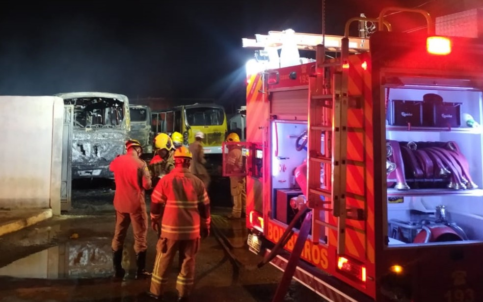 Bombeiros apagam incêndio em Cidade Ocidental, Goiás — Foto: Divulgação/Corpo de Bombeiros