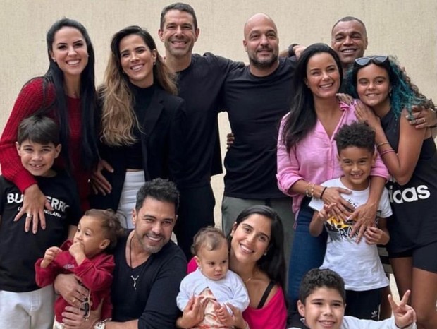 Graciele Lacerda posa com o noivo, Zezé Di Camargo, e os familiares dele (Foto: Reprodução/Instagram)