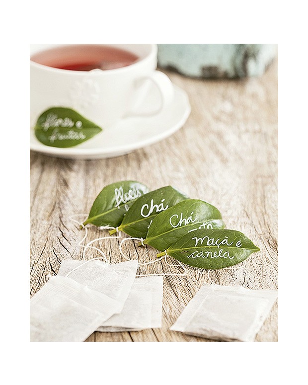 Jeitinho naturalmente charmoso de identificar os tipos de chá: em folhas de camélia (Foto: Elisa Correa/Editora Globo)