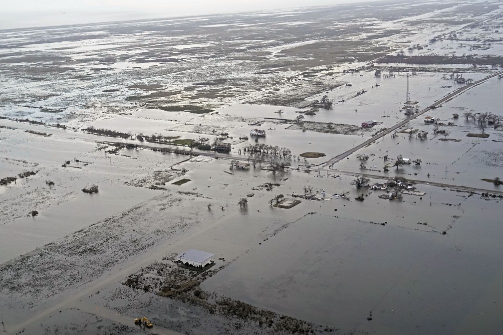 Inundações causadas pelo furacão Laura atingem área ao redor de rodovia no estado de Louisiana, nos EUA; foto de 28 de agosto — Foto: Gerald Herbert/AP Photo