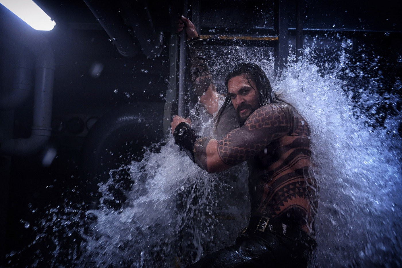 Jason Momoa em cena de Aquaman (Foto: divulgação)
