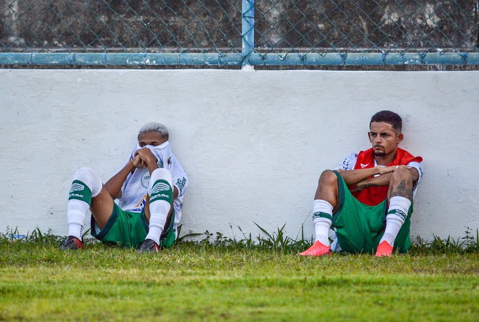 Jogadores do Sete de Setembro chorando — Foto: Bruno Silva
