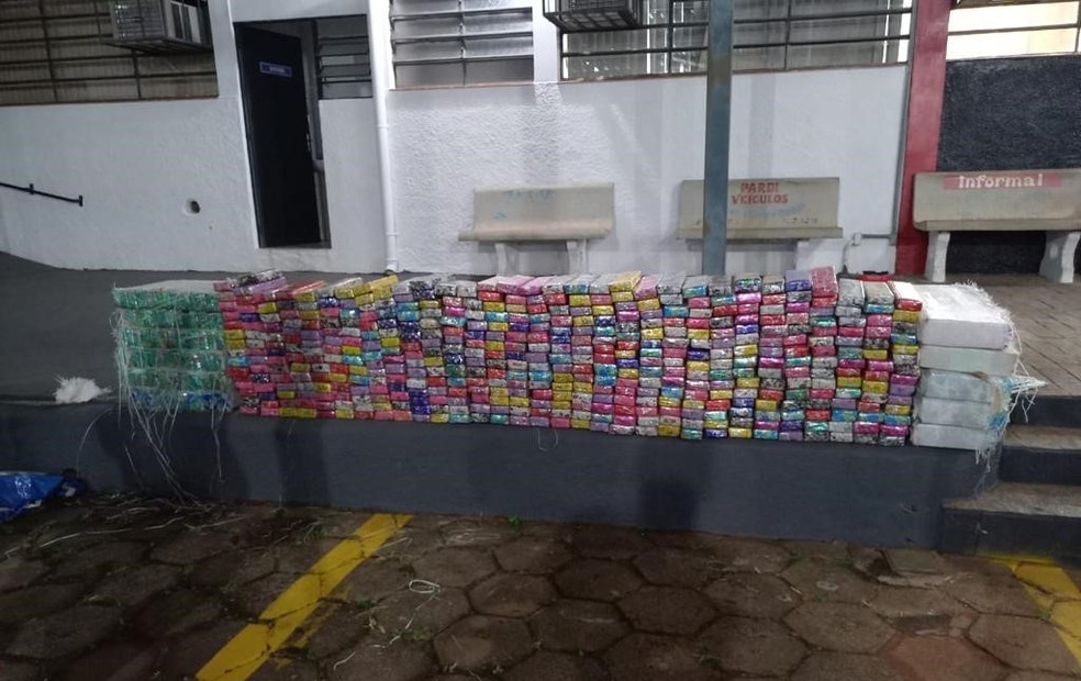 Motorista é preso com mais de 400 kg de maconha após acionar cortina de fumaça em Itatinga — Foto: Polícia Rodoviária/Divulgação