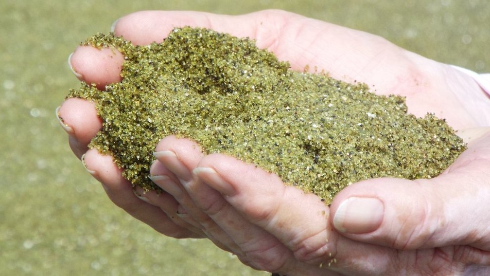Olivina é um mineral muito comum no Havaí (Foto: Gary Lewis/Geoetc.com via BBC)