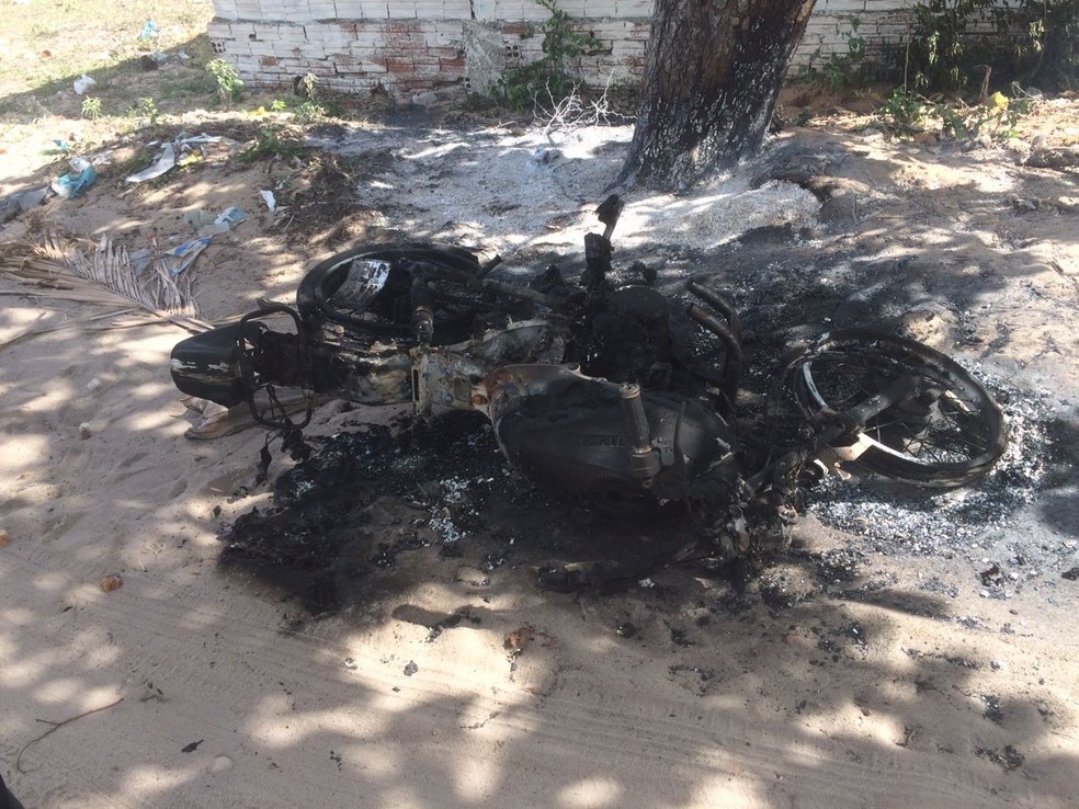 Motocicleta queimada foi encontrada em Macaíba, na Grande Natal (Foto: Heloisa Guimarães/Inter TV Cabugi)