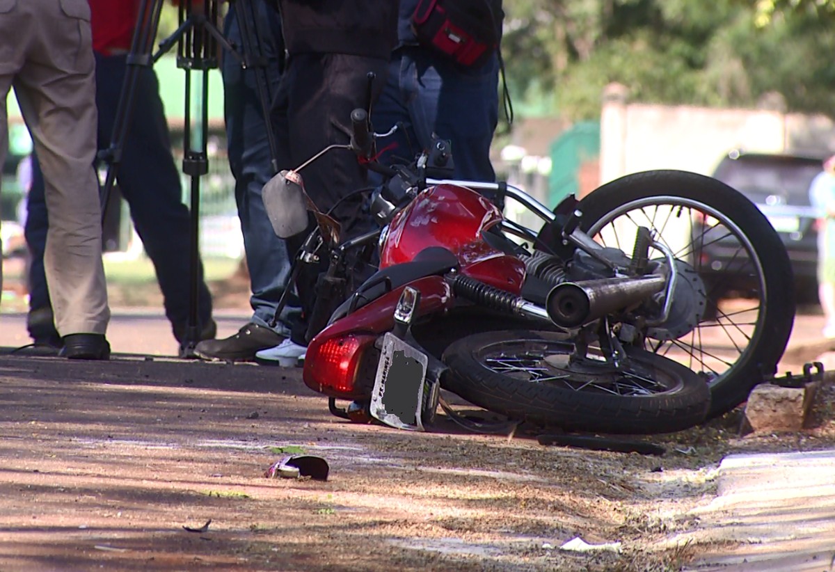 Batida Entre Carro E Moto Em Cruzamento Deixa Homem Gravemente Ferido Em Maringá Norte E 8398