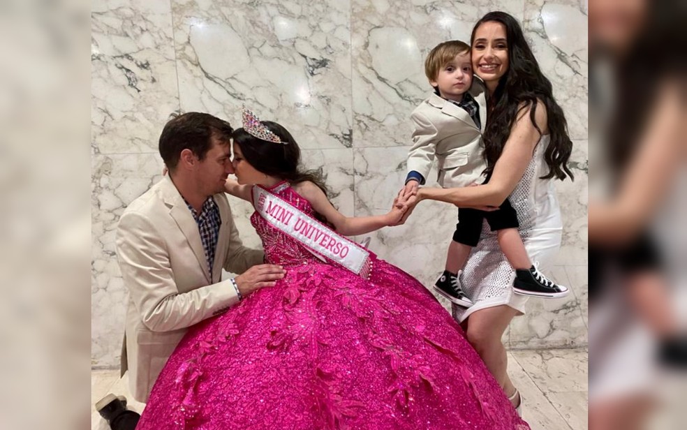 Charlotte Moroni com os pais e o irmão mais novo no concurso Mini Miss Universo, na Colômbia — Foto: Reprodução/Paulo Filho