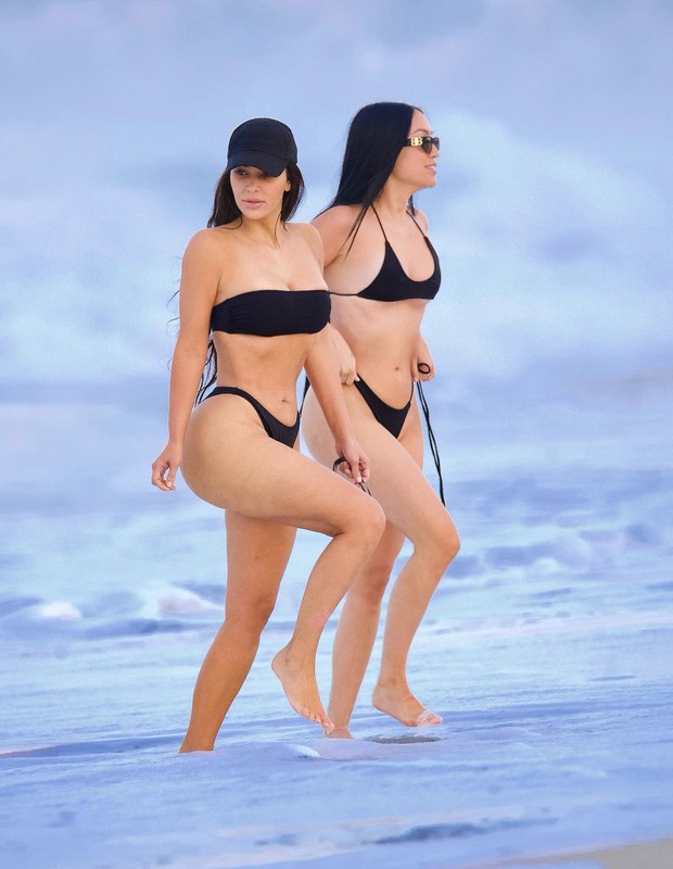 Kim Kardashian e Stephanie Shepherd Suganami (Foto: Grosby Group)