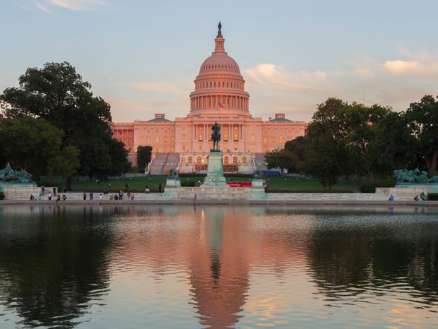 [UNVERIFIED CONTENT] This photo was shot in the evening time. The sunlight touch the white building and makes the building change to light orange.The US Capital located in Washington DC. (Foto: Getty Images)