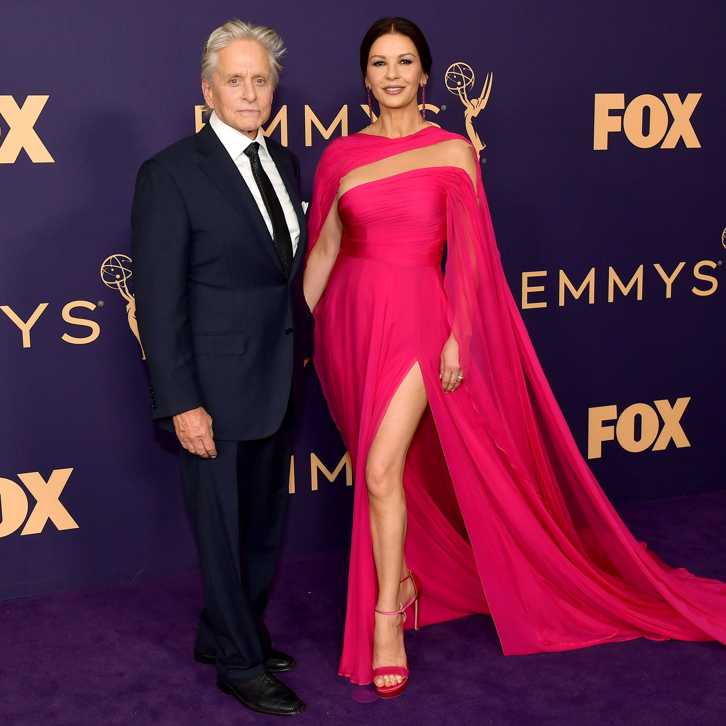 LOS ANGELES, CALIFORNIA - SEPTEMBER 22: (EDITORS NOTE: This image is a retransmission)   Michael Douglas (L) and Catherine Zeta-Jones attend the 71st Emmy Awards on September 22, 2019 in Los Angeles, California. (Photo by Matt Winkelmeyer/Getty Images) (Foto: Getty Images)